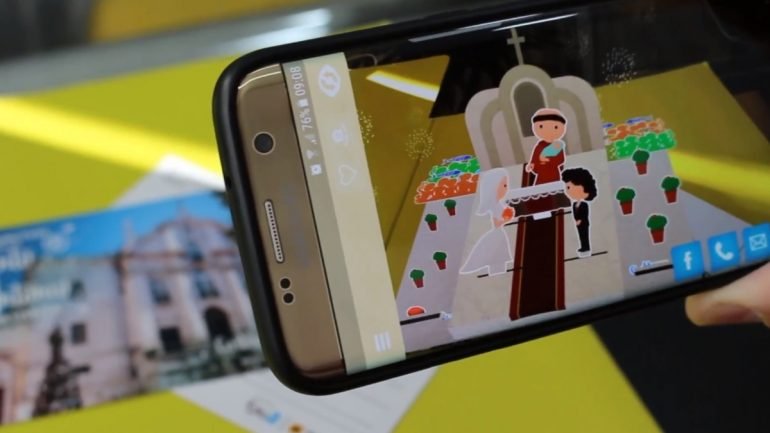 Através da aplicação “Zappar”, o utilizador aponta a câmara do seu smartphone para o cartão e, literalmente, entra na festa dos Santos Populares.
