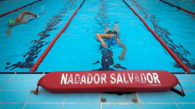 Um nadador-salvador fica apto a ser contratado para trabalhar depois de passar por uma formação de 150 horas e por um exame final a cargo do Instituto de Socorros a Náufragos