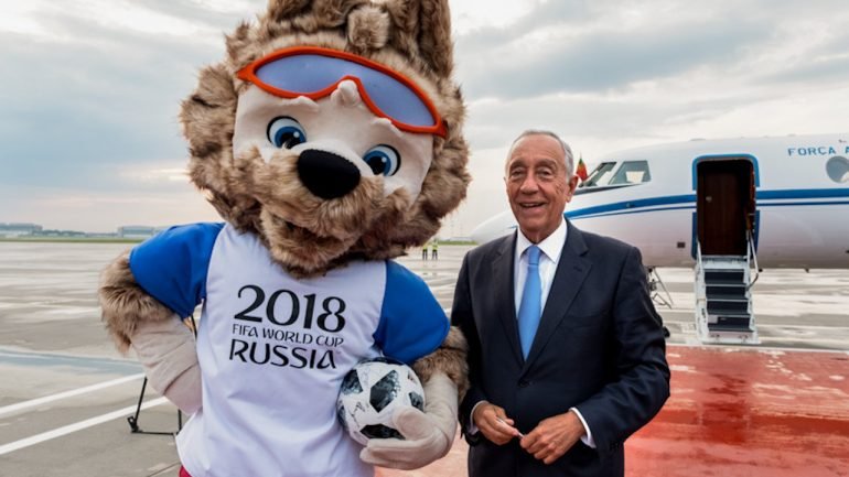 Marcelo e Zabivaka, o lobo siberiano que é a mascote do Mundial 2018
