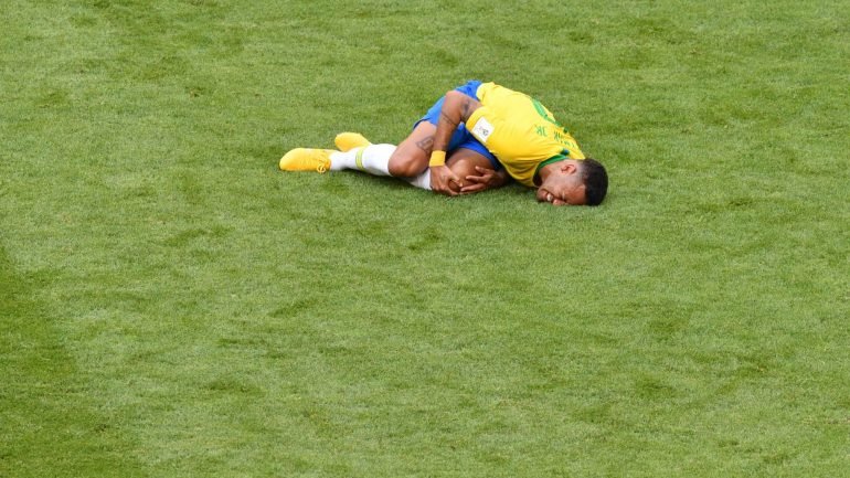 No total, foram 13 minutos e 50 segundos que Neymar passou no chão durante o Mundial