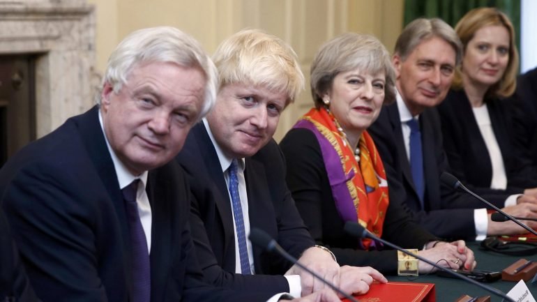 David Davis (primeiro à esquerda) e Boris Johnson (segundo à esquerda) demitiram-se esta segunda-feira por discordar da estratégia do Brexit. Amber Rudd (à direita) demitiu-se em abril, mas por razões não relacionadas com o Brexit