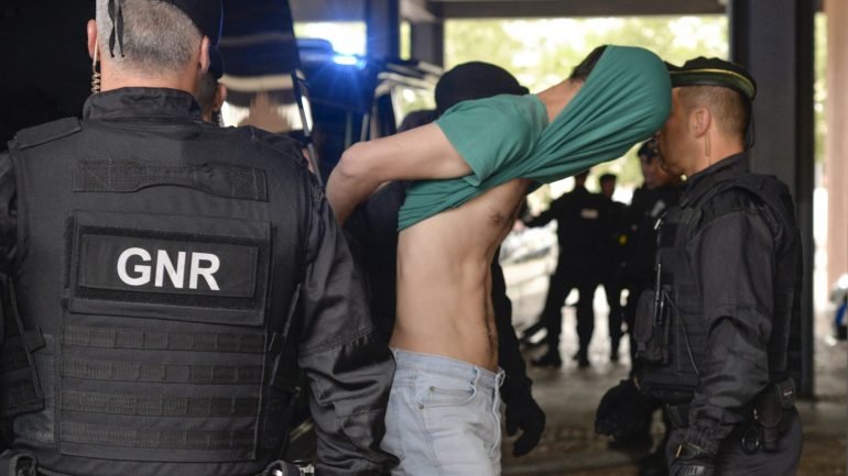 Um dos suspeitos do primeiro grupo de detidos da Juve Leo é levado pela GNR para o Tribunal do Barreiro