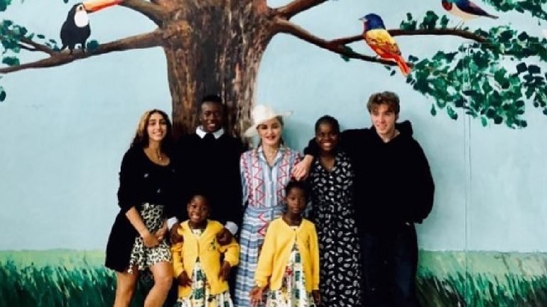 Madonna com os seis filhos: Lourdes, Rocco, David, Mercy, Estere e Stelle