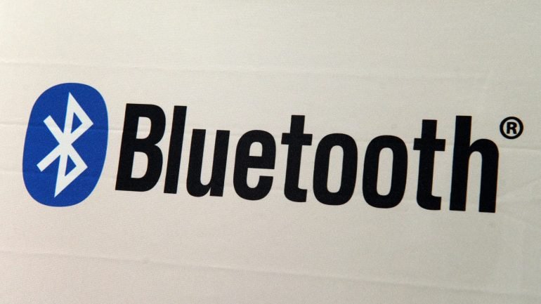 A tecnologia Bluetooth foi desenvolvida nos anos de 1990. O nome honra o rei dinamarquês Haroldo Bluetooth, que uniu várias tribos escandinavas num único reino