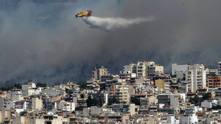 O incêndio deflagrou na noite de segunda-feira na região grega de Ática, perto de Atenas