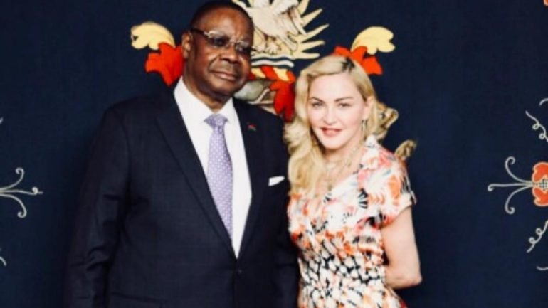 Madonna esteve com o presidente do Malawi, Peter Mutharika.