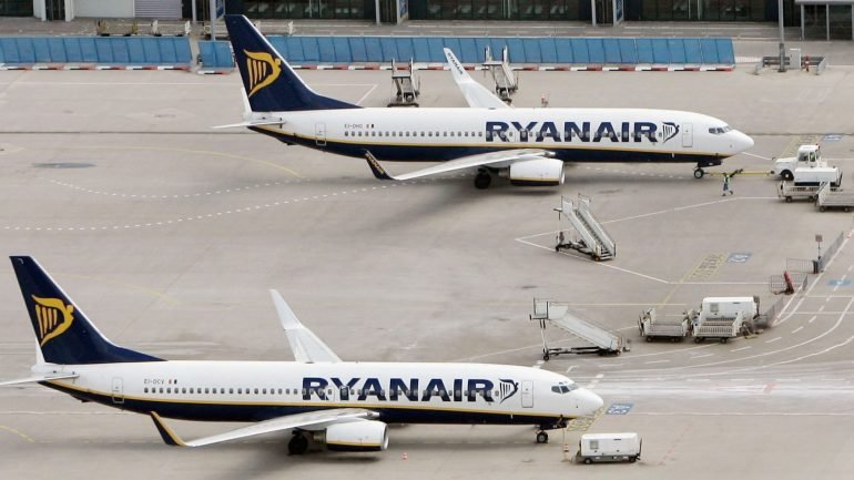 Pelo menos 17 voos da Ryanair foram cancelados esta quinta-feira nos aeroportos de Lisboa, Porto e Faro