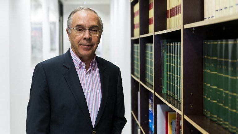 Luís Marques Mendes é advogado e já foi Ministro adjunto e Ministro dos Assuntos Parlamentares em dois governos laranjas