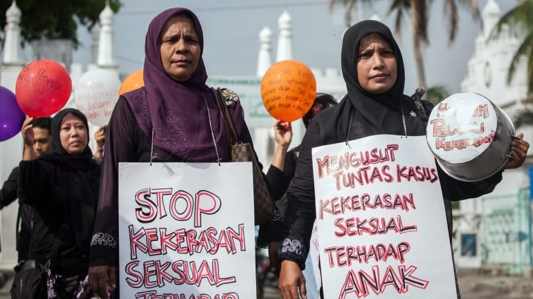 Duas mulheres protestam contra o abuso sexual de menores na Indonésia, em 2014