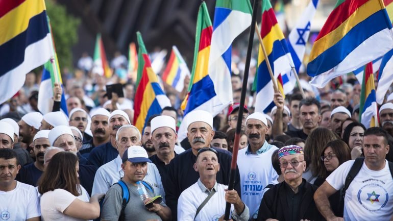 A multidão reuniu-se na praça Rabin, em Telavive, para protestar contra uma diretiva que consideram discriminatória para as minorias