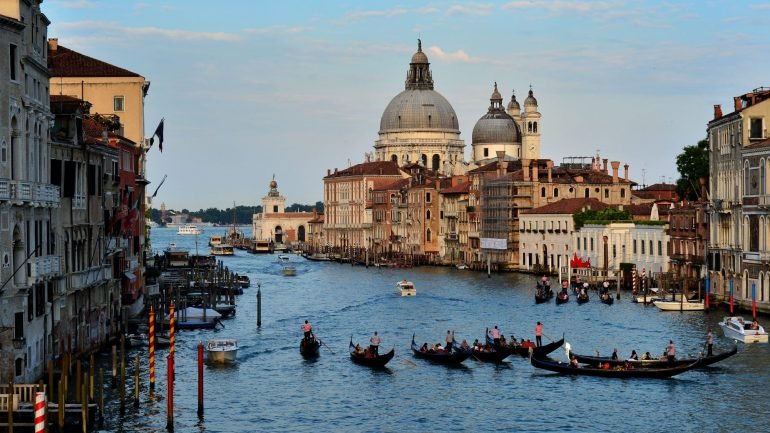 A cidade italiana tem cada vez menos residentes - ao passo que os turistas a chegar a Veneza crescem todos os anos