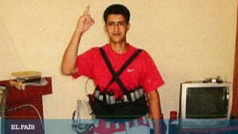 Um dos terroristas posa com um colete explosivo enquanto ergue o indicador, um gesto feito por quem se considera combatente salafista.