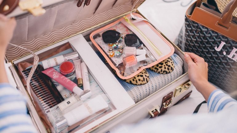 Quer leve os seus cosméticos na sua bagagem de mão ou de porão, reunimos sete dicas à prova de qualquer acidente durante as viagens.