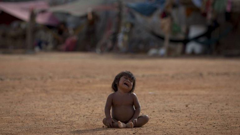 Criança indígena venezuelana chora junto a campo de refugiados de Pintolandia, na cidade da Boa Vista.