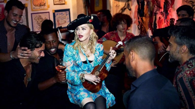 Madonna e o Tejo Bar: depois da sua conta de Instagram, a cantora levou o bar de Alfama para as páginas da Vogue Italia