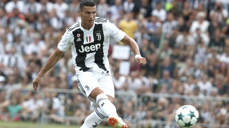 Cristiano Ronaldo marcou desta forma o primeiro golo pela Juventus, sem hipóteses para o jovem guarda-redes Loria