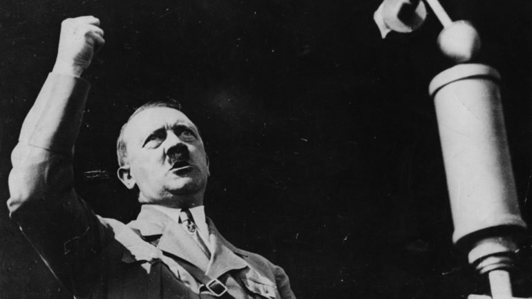 Adolf Hitler a fazer um discurso em 1936