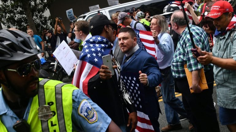 Manifestação neonazi escoltada pela polícia, nas imediações da Casa Branca