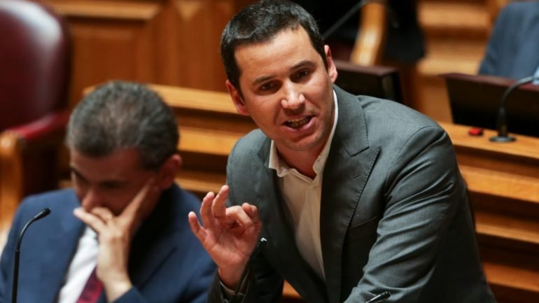 O socialista João Galamba é uma das vozes críticas à postura de Mário Centeno sobre o fim do resgate grego