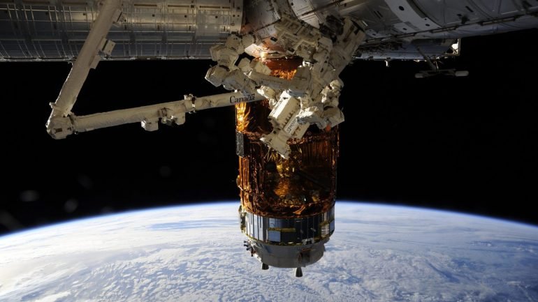 Buraco provocou uma fuga de ar na Estação Espacial Internacional. Astronautas repararam de imediato os estragos