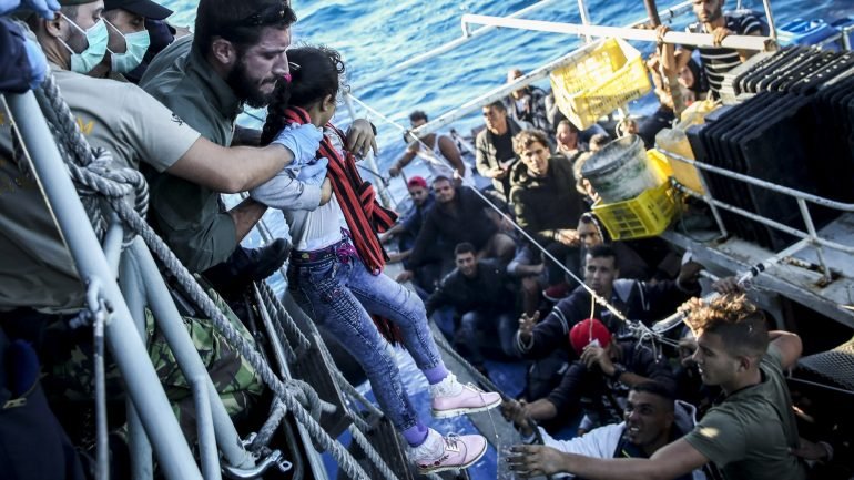 O navio da Marinha portuguesa “Viana do Castelo” resgatou, no dia 27 de outubro, no mar Mediterrâneo, 48 tunisinos, incluindo uma mulher e uma criança