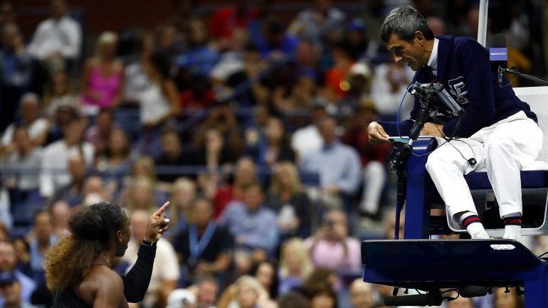 A tenista Serena Williams a falar com o Carlos Ramos este sábado na final do US Open