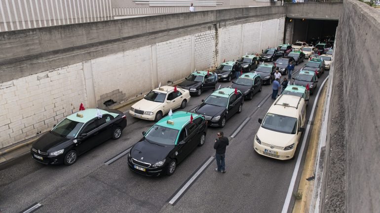 Um protesto, em 2016, de taxistas contra a Uber que imobilizou várias artérias da cidade de Lisboa