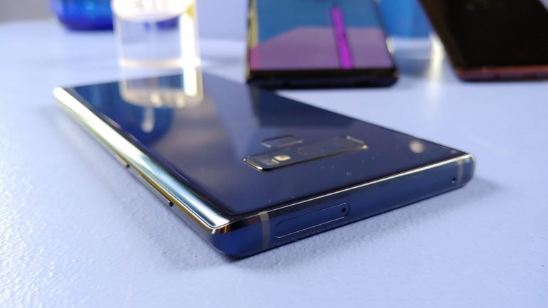 O Samsung Note 9 está disponível em &quot;azul oceano&quot;, com caneta amarela, e preto meia-noite, com caneta preta. O PVP da versão de entrada (128gb de memória e 6gb de RAM) é de 1030 euros