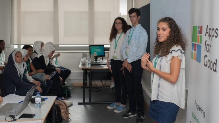 Joana Vaz, Carolina Castro e Tomás Fandinga decidiram participar na competição que o Apps for Good propõe no final do ano letivo.