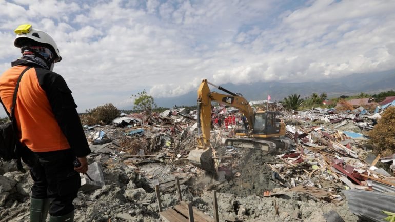 Número de mortos no sismo e no tsunami ultrapassa já os 1500