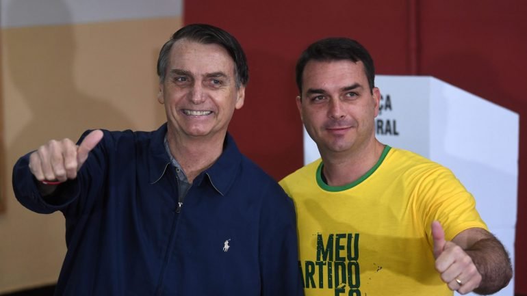 Jair Bolsonaro com o filho mais velho, Flávio, na assembleia de voto