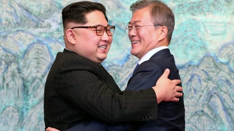As relações diplomáticas entre os líderes Kim Jong-un e Moon Jae-in têm dado passos significativos para restabelecer a paz entre os dois países