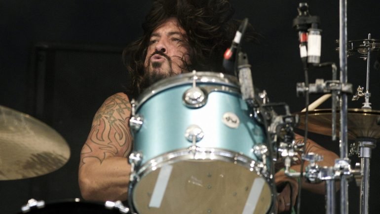 Dave Grohl largou a guitarra, que usa mais habitualmente nos Foo Fighters, para voltar à bateria, que tocava nos Nirvana