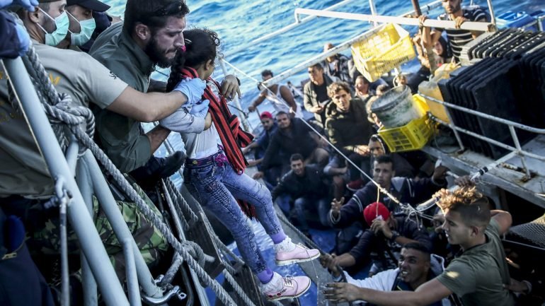Fotografia datada do dia 27 de outubro de 2017, da autoria do fotojornalista da agência Lusa José Sena Goulão, tirada durante um resgate de migrantes no Mediterrâneo