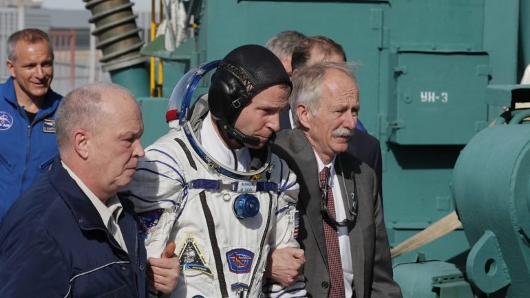 Astronauta Nick Hague prestes a entrar no Soyuz que o levaria na sua primeira missão tripulada à Estação Espacial Internacional
