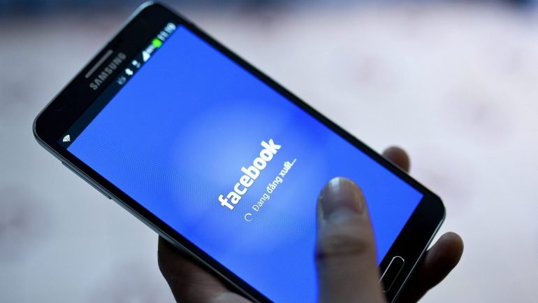 O Facebook forçou 90 milhões de utiizadores a fazer o login novamente na sequência do ataque informático