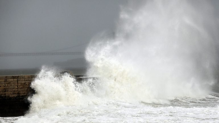 Os ventos fortes e a agitação marítima são as principais preocupações das autoridades