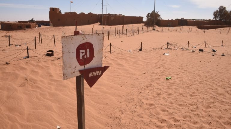 Um posto de controlo rodeado or um campo minada, junto à fronteira com a Líbia (em Madama, Níger)