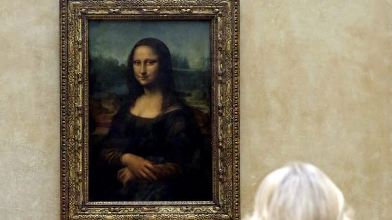 Camilla, Duquesa de Cornwall, observa a pintura Mona Lisa, de Leonardo Da Vinci, no Museu do Louvre (Foto de Chris Radburn-Pool/Getty Images)