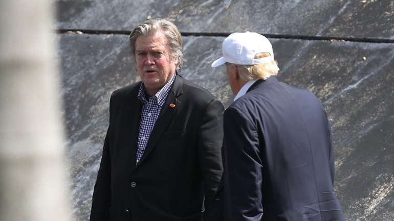 Steve Bannon, à esquerda, numa foto tirada durante a campanha presidencial de Donald Trump.