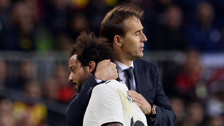 Julen Lopetegui consola Marcelo, que saiu lesionado na parte final da goleada sofrida pelo Real Madrid em Barcelona