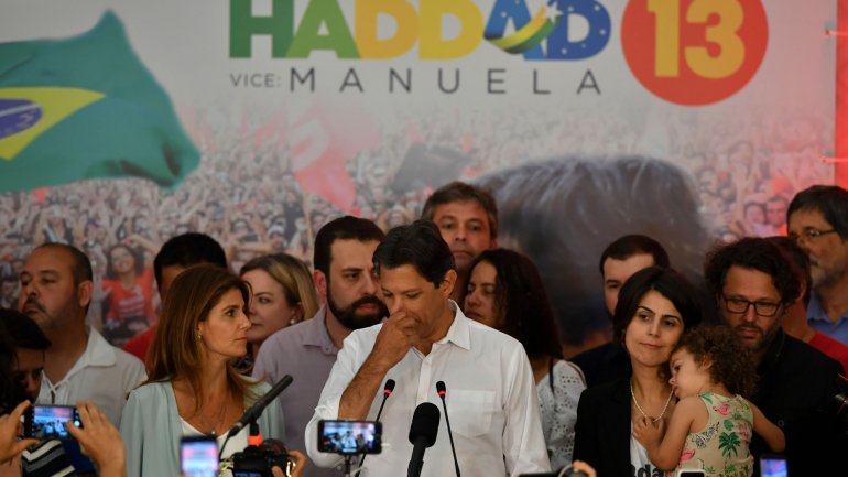Fernando Haddad falou aos jornalistas num hotel, em São Paulo, rodeado de apoiantes e já depois do discurso de vitória de Bolsonaro