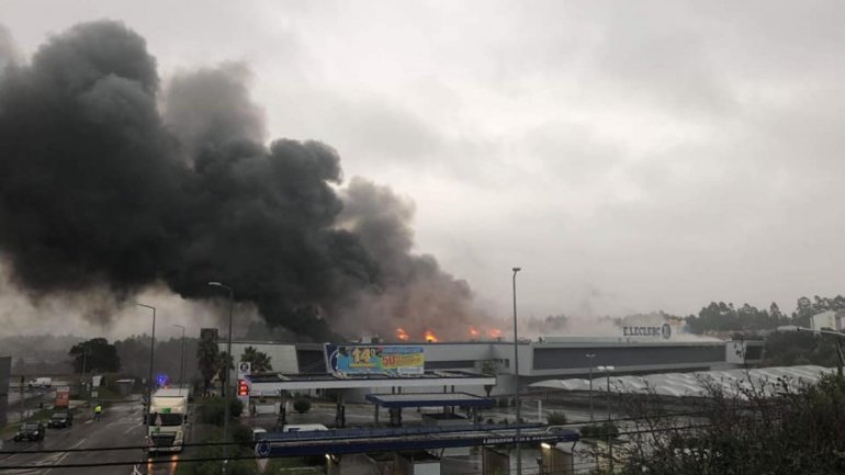 Incêndio no supermercado E.Leclerc, no distrito de Viana do Castelo. Fotografia: Rádio Alto Minho