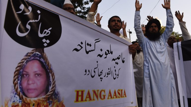 Manifestantes islamitas protestam a pedir a condenação à morte da cristã Asia Bibi