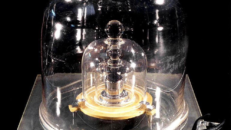 O protótipo internacional do quilograma está guardado no laboratório da agência internacional de pesos e medidas em Sèvres, nos arredores de Paris