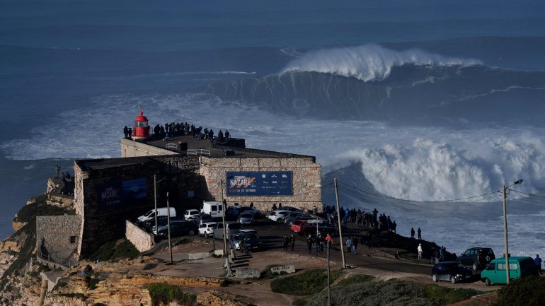Espectadores observam os surfistas na Praia do Norte, na Nazaré. (Getty Images)