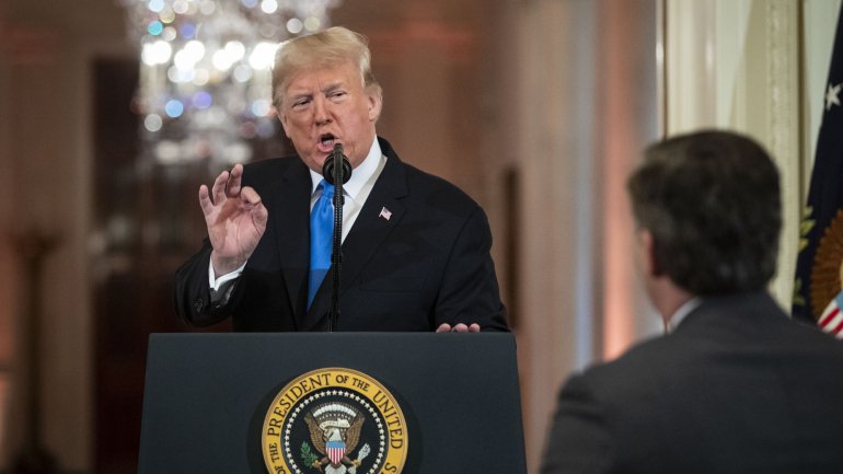 Donald Trump e Jim Acosta na conferência de imprensa tensa que levou à expulsão do jornalista da Casa Branca