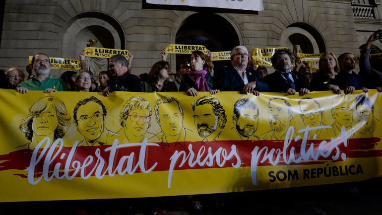 Esta segunda-feira ocorreram manifestações pedindo &quot;liberdade para os presos políticos&quot; (ou políticos presos) da Catalunha