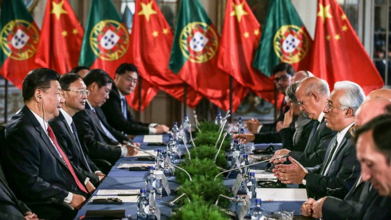 O presidente chinês Xi Jinping acompanhado pelo primeiro-ministro António Costa durante o encontro desta quarta-feira no Palácio de Queluz