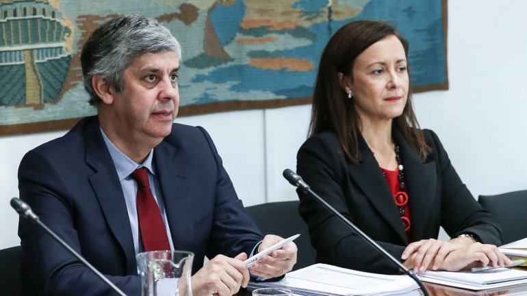 O ministro das Finanças, Mário Centeno, acompanhado pela  secretária de Estado da Administração e do Emprego Público, Fátima Fonseca